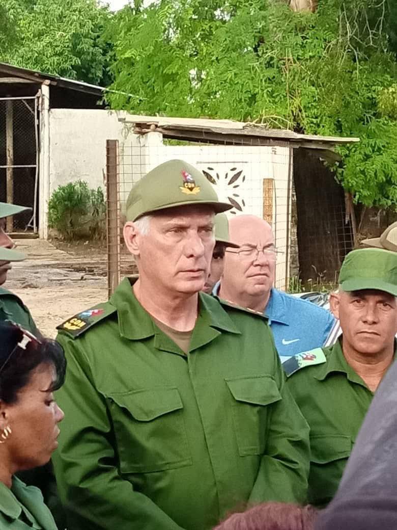 VargasYosuan's tweet image. Nuestra continuidad y ejemplo
Nuestro presidente estuvo en  Cacocum, en el barrio La Agraria uno de los inundados tras el paso del huracán Melissa.
#Nadie quedará desamparado, fe y confianza en la Revolución y ANAP.#ANAPCuba