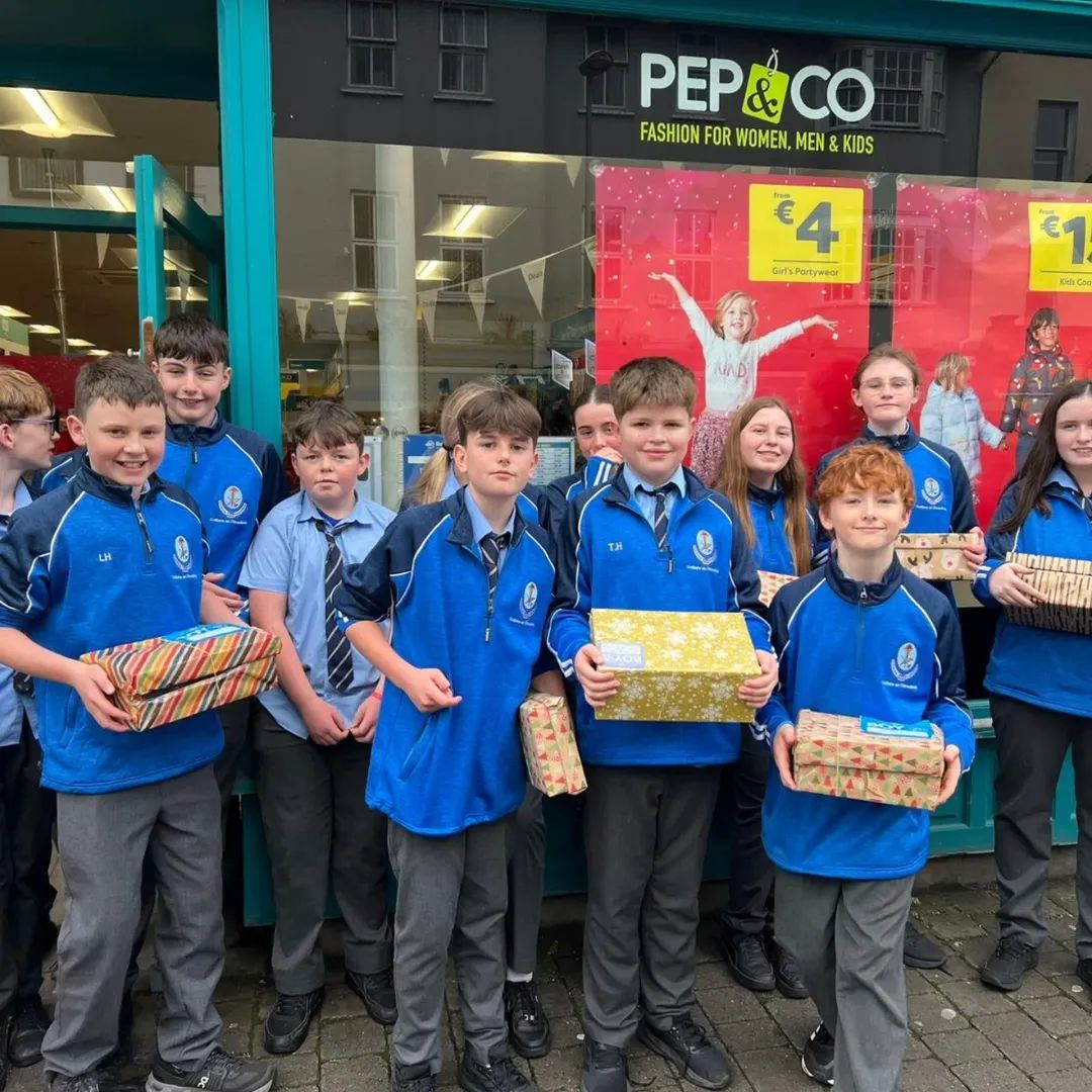 ColChraoibhin's tweet photo. Well done to Classes 1Elm &amp; 3H who generously dropped off their filled shoeboxes today in aid of @teamhopeireland Shoebox Appeal 2025. A massive thank you to both groups for supporting such a worthy cause &amp; a special thanks to Ms Nicin, Ms Enright &amp; Ms Slattery for coordinating👏 https://t.co/LYjoKjqRPJ