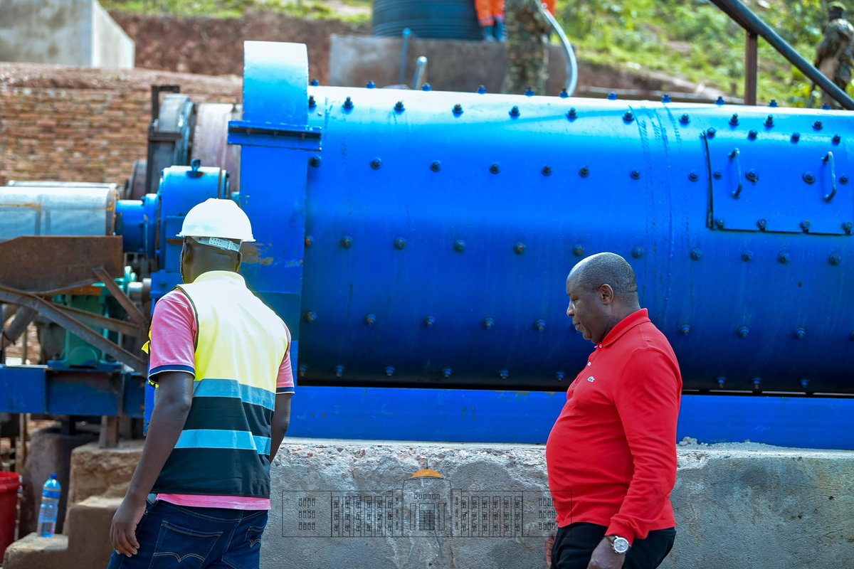 NtareHouse's tweet image. Le Chef de l’État S.E @GeneralNeva a effectué une visite sur le site d’extraction semi-mécanisée d’or de la Coopérative NIYOGUSHIMWA situé en commune #Busoni, zone Mukenke, @PButanyerera. C'est un énième cas d’encouragement des  initiatives locales pour l'exploitation des mines.