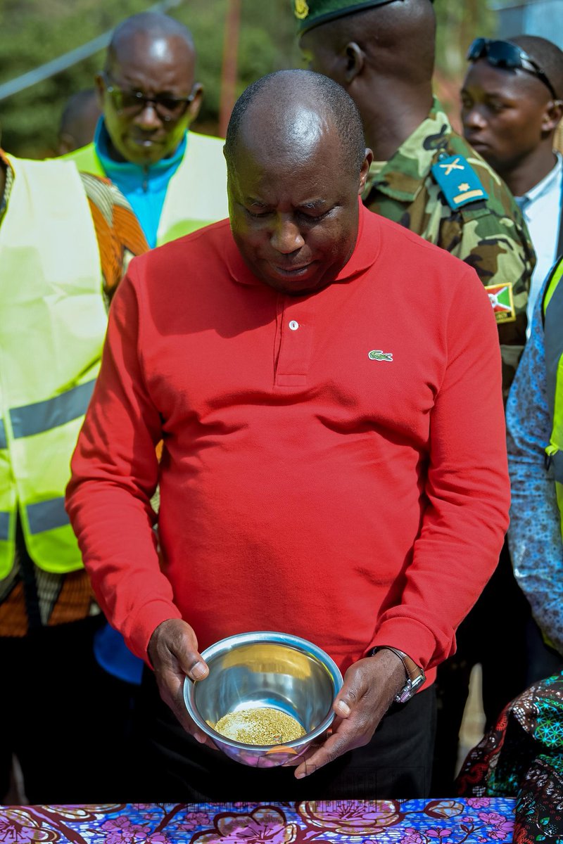 NtareHouse's tweet image. Le Chef de l’État S.E @GeneralNeva a effectué une visite sur le site d’extraction semi-mécanisée d’or de la Coopérative NIYOGUSHIMWA situé en commune #Busoni, zone Mukenke, @PButanyerera. C'est un énième cas d’encouragement des  initiatives locales pour l'exploitation des mines.