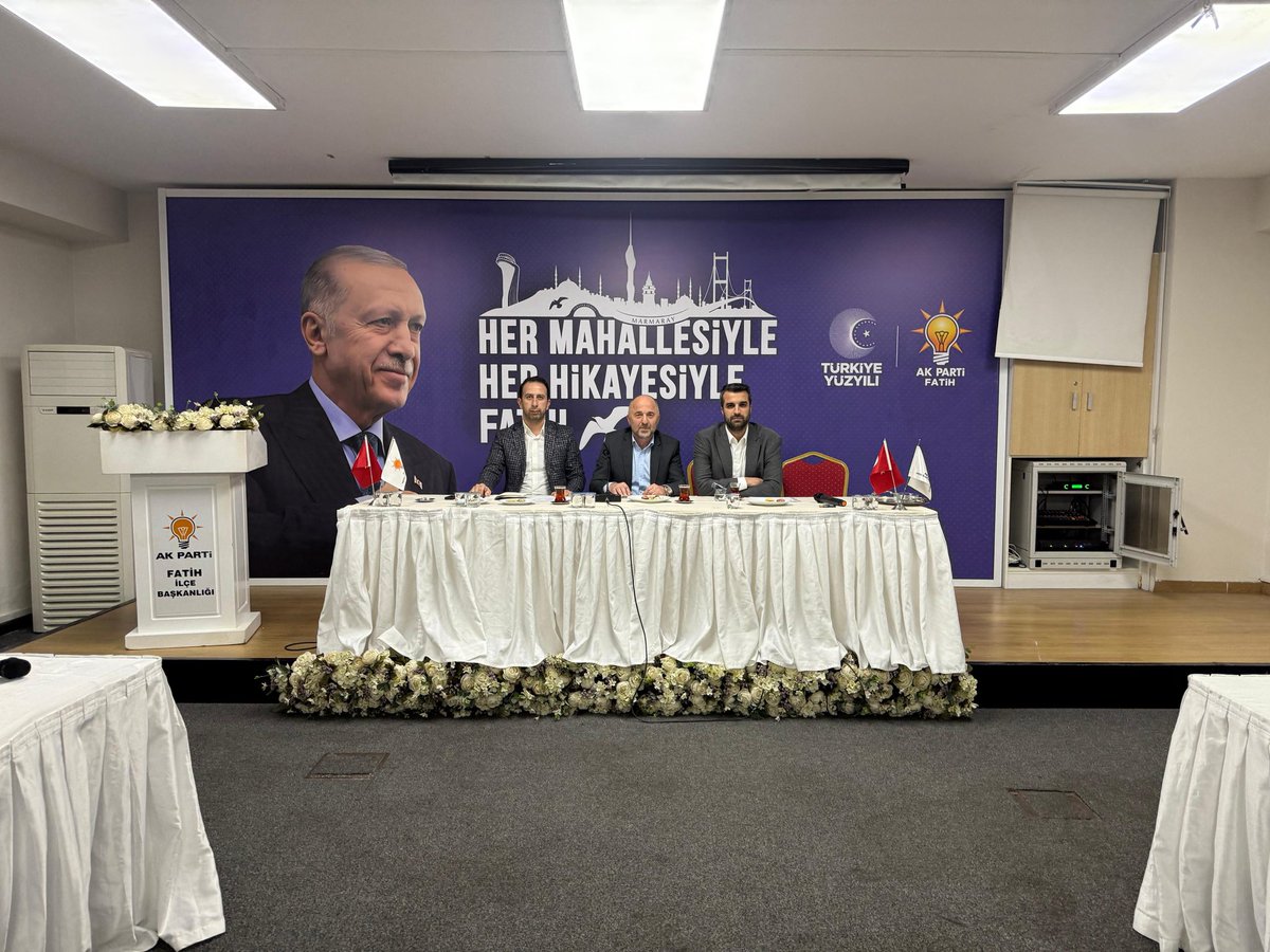 Teşkilat Başkanımız Osman Nuri Yıldız ve Seçim İşleri Başkanımız Kadir Onat başkanlığında, 1. Bölge Mahalle Başkanlarımız ve Mahalle Seçim İşleri Başkanlarımız ile bir araya gelerek toplantımızı gerçekleştirdik.