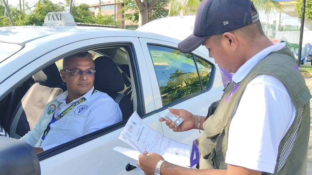 TransportesGro4's tweet photo. Los titulares de la Secretaría de Bienestar, @pabloandrego y Transporte y Vialidad, Arturo Salinas, encabezaron el pase de revista de los #TaxisVioleta en Acapulco.
Todas las unidades se encuentran en óptimas condiciones para brindar el servicio público. https://t.co/gZUZidvD05