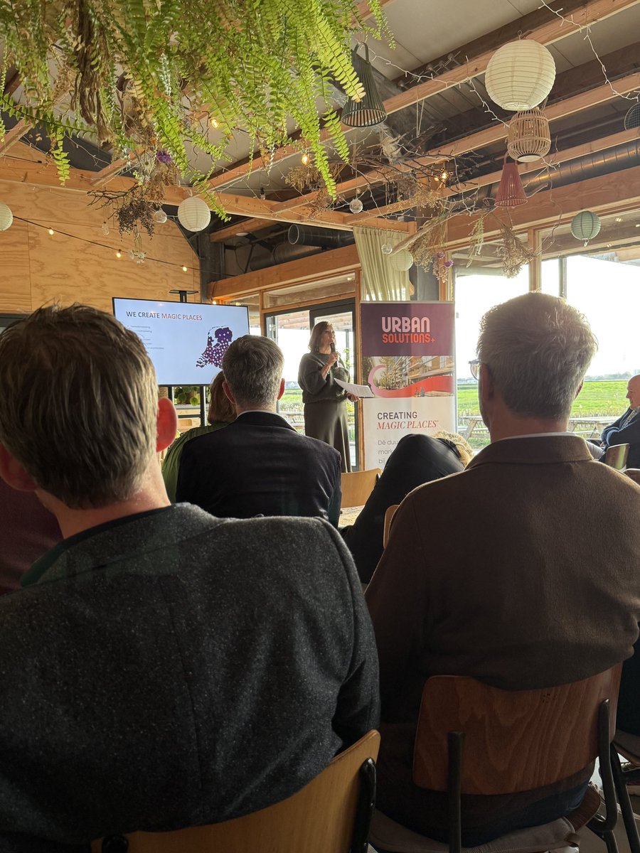 Toob_Alers's tweet image. Een dag van lekker bezig zijn. 

Deze afgesloten met een leuke sessie over gebiedsontwikkelingen tot ‘Magic Places’. Leuke info over nieuwe dorp Cortelande. Goed gedaan UrbanSolutions

Veel bekenden gezien! 
#UrbanSolutions #Kern #DNWS