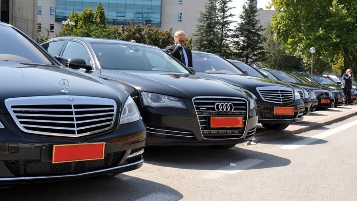 <a href="/tokcem/">CEM TOKER🐬</a> Ülkelerin "makam aracı" sayıları:

🔺Türkiye: 130.000
🔺Japonya: 10.000
🔺Almanya: 9.000
🔺Fransa: 8.000

🔺130.000 makam aracının deposunun yalnızca bir kez doldurulması 489 milyon 450 bin TL tutuyor. (Cumhuriyet)

İtibardan tasarruf olmaz!