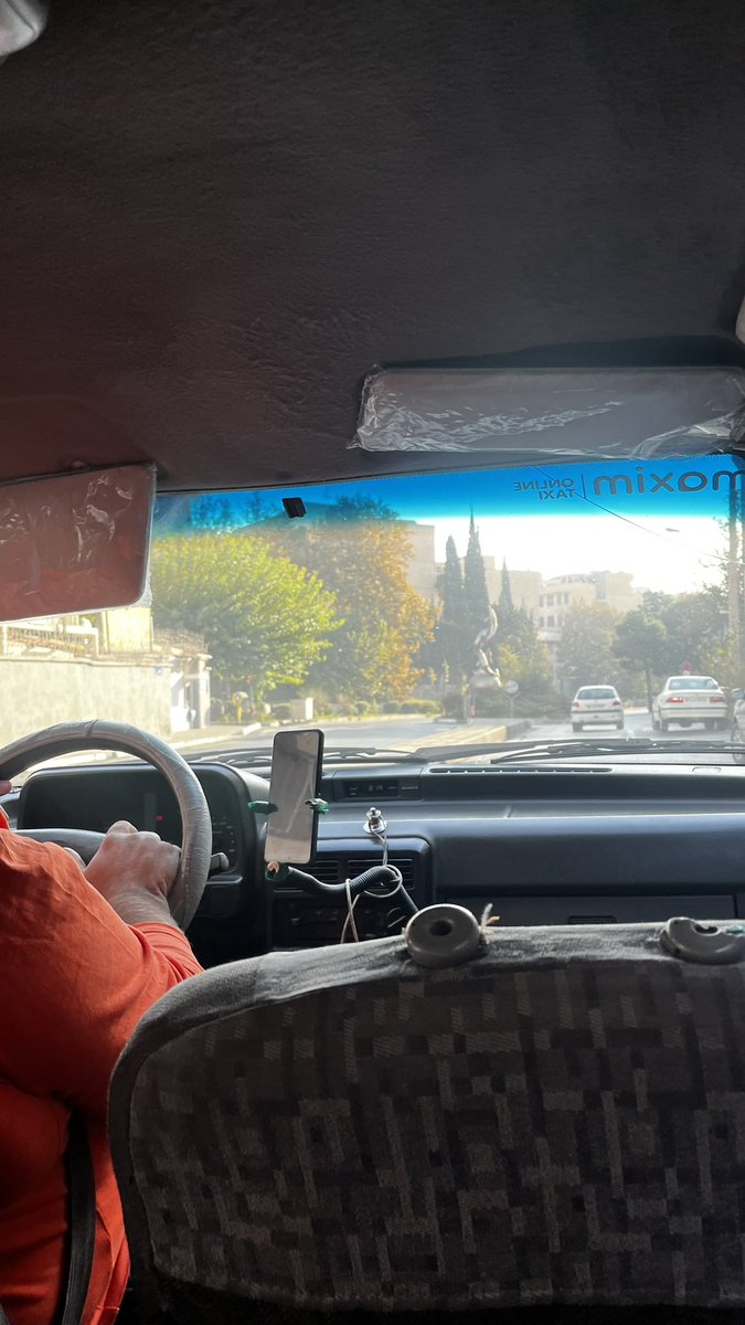 Aftaab2004's tweet photo. چقدر خوشحالم که یه ماشین آیینه وسط نداره:) https://t.co/p1OeyGRjIR
