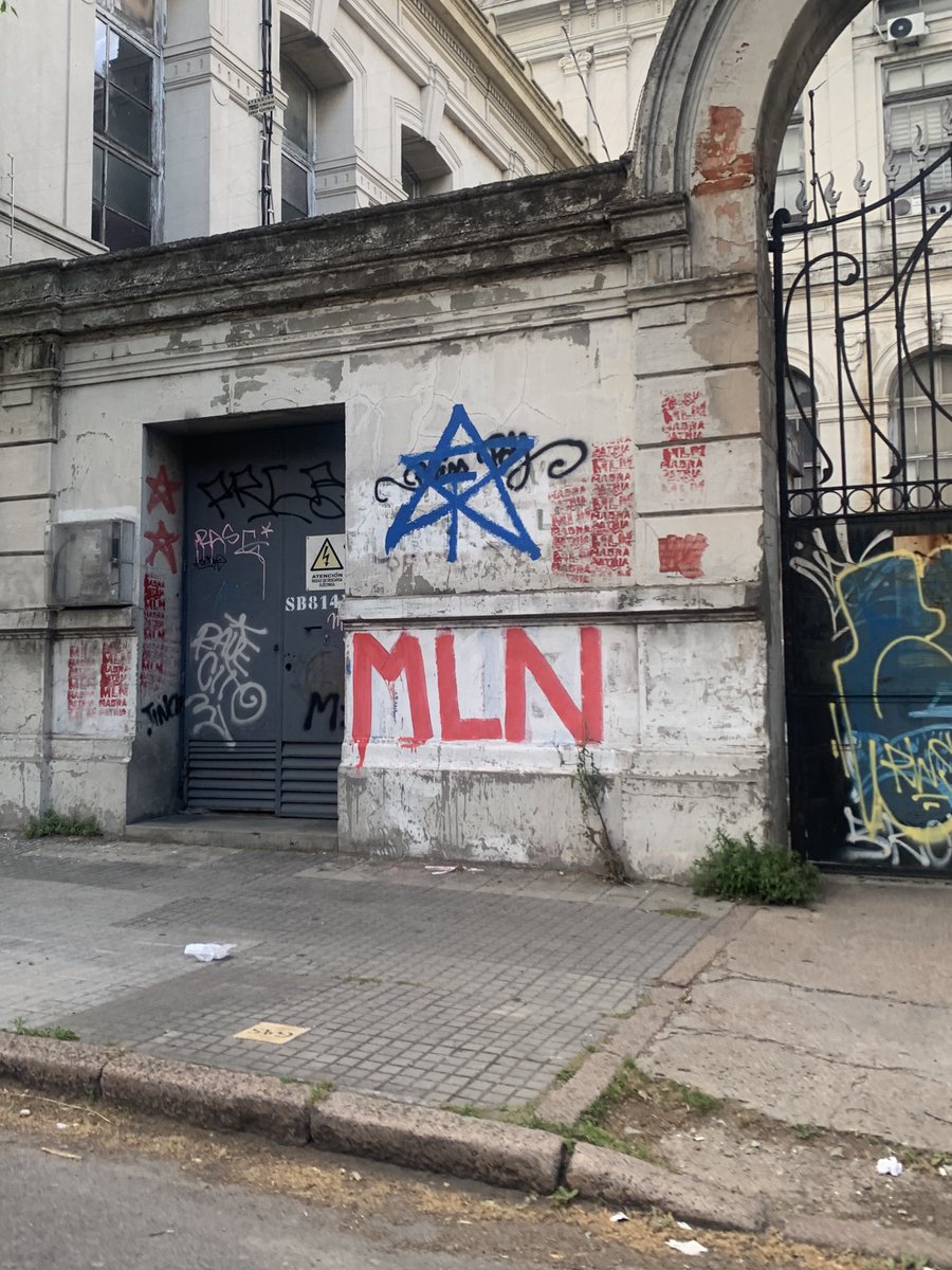 diegohead_'s tweet photo. En qué momento normalizamos tanto tener pintadas de organizaciones terroristas en las calles? 

Es gravísimo y están por todas partes https://t.co/RlCQQEmKPA