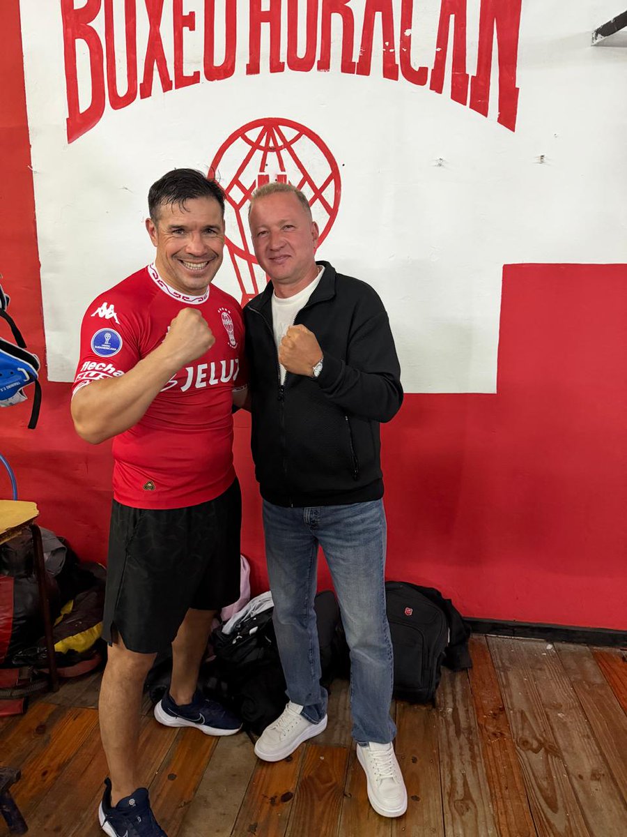 CAHuracan's tweet image. ¡Gracias Maravilla Martínez! 📣

🥊 El boxeador campeón del mundo nos visitó en el gimnasio de Boxeo de la Sede Social y compartió su experiencia con los chicos.

#VamosGlobo 🎈
#HuracánYNadaMás