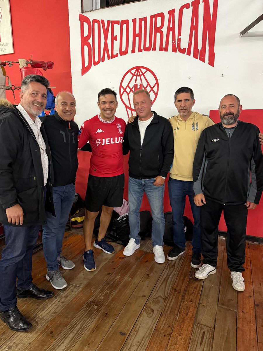 CAHuracan's tweet image. ¡Gracias Maravilla Martínez! 📣

🥊 El boxeador campeón del mundo nos visitó en el gimnasio de Boxeo de la Sede Social y compartió su experiencia con los chicos.

#VamosGlobo 🎈
#HuracánYNadaMás
