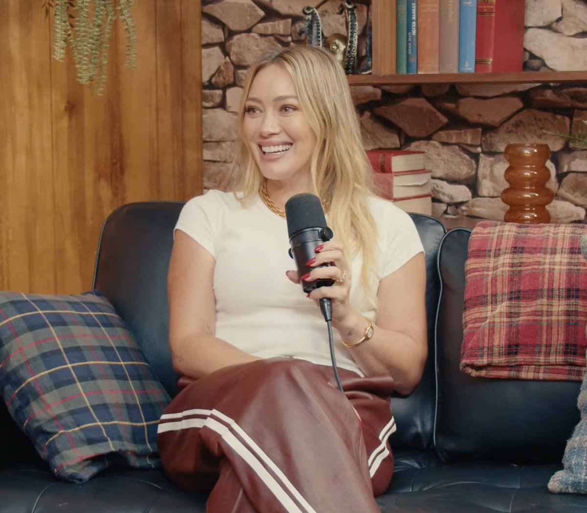PopCrave's tweet photo. Hilary Duff to ‘Therapuss’ podcast on why the ‘Lizzie McGuire’ reboot didn’t make it to air:

“There were disagreements on how far we could take her. She would’ve been 30 or 31. For me, I was that age, and I felt so deeply connected to her because I was her. I was like, we can’t Mary Tyler Moore her - it was 2023. There’s social media. I wasn’t trying to have her wake up and do bong rips. But she was a normal 30 year old, and they weren’t totally willing to go there.”