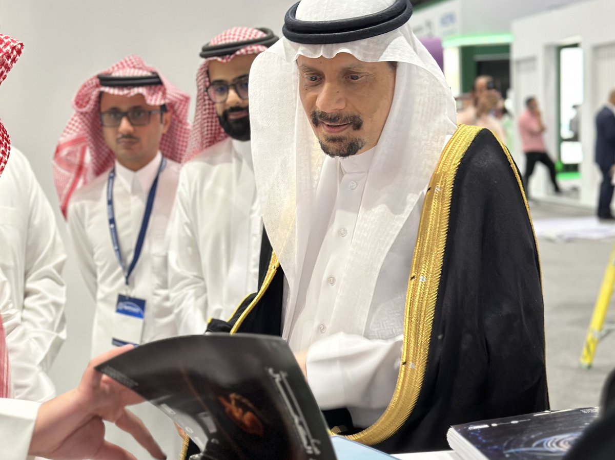 ODFaisal7's tweet image. يوم استثنائي فعلاً !!
يبدأ فيه #مؤتمر_البصريات_السعودي_العاشر وينطلق فيه نادي دكتور البصريات مع العدد الجديد لمجلة الكحّال 
سعيد جداً بكوني جزء من هذا اليوم الجميل والذي اكتمل جماله بمشاهدة المستقبل المشرق للبصريات 💙💚

وما خلصنا ننتظركم يومي الجمعة والسبت 🙌🏻