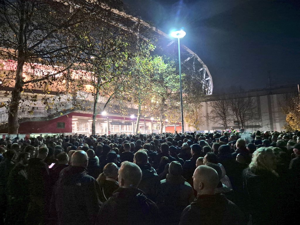 Het is echt dramatisch slecht geregeld bij onze oosterburen, daar waar ze normaal meer kaas hebben gegeten van organiseren van een wedstrijd. Uiteindelijk komen we er wel. Ruim op tijd voor de 2e helft 🤌. Mensen die voetbal soccer noemen zijn niet te vertrouwen. #vfbFEY 🔴⚪️