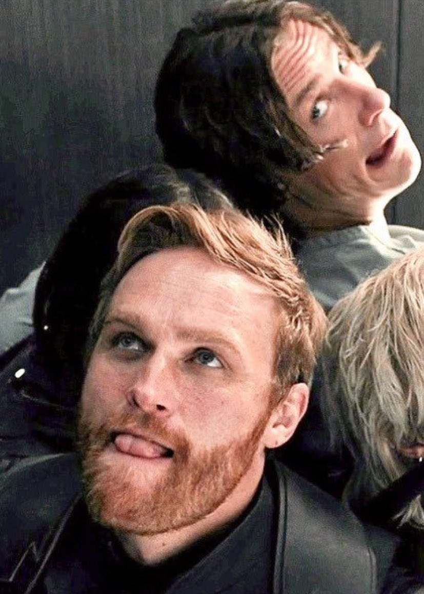 catwithcape's tweet image. john looks so delicious here (ignore the dumbass behind him)