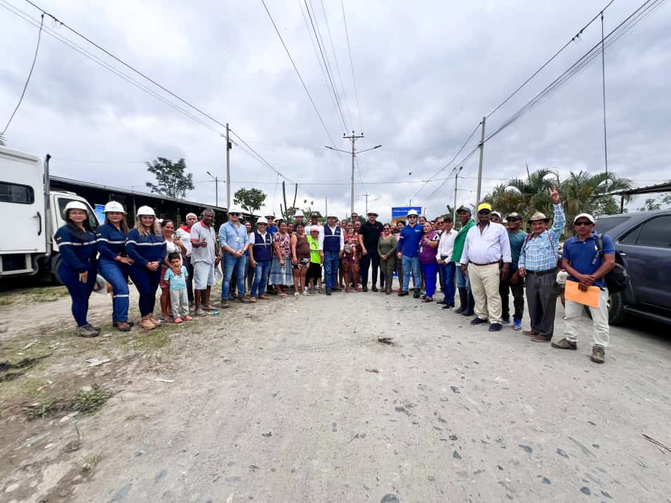 CNEL_EP's tweet photo. ✅ESMERALDAS

260 familias de la comunidad El Tambo, en la parroquia La Unión, del cantón Quinindé, cuentan ahora con el servicio de energía eléctrica por primera vez, gracias a los trabajos de electrificación que ejecuta el Gobierno Nacional, a través del @EcuadorMAE y #CNELEP.

El Gerente General, Ángel Erazo, junto a varias autoridades de la parroquia, constató la ejecución de este proyecto que, con una inversión de $510.000, mejora la calidad de vida y promueve el desarrollo económico de este sector.

Los trabajos consistieron en la construcción de 19 km de red eléctrica, instalación de 504 postes, 398 luminarias y la instalación de 260 medidores.