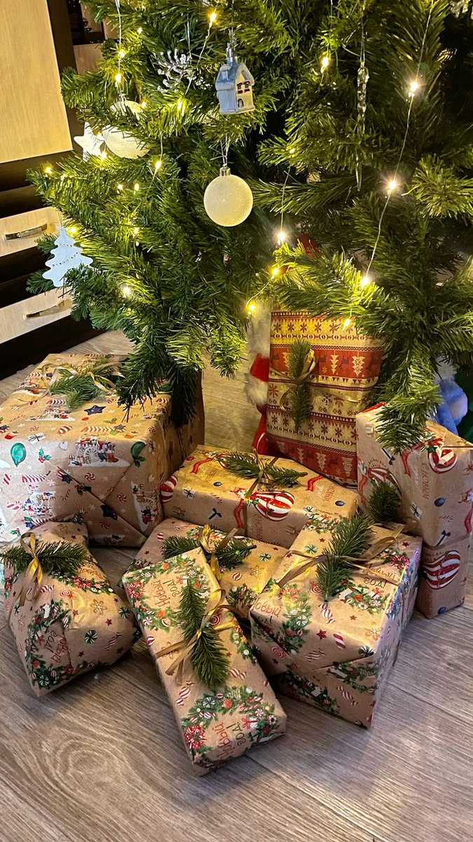 attivitahogws's tweet photo. L'albero da solo vi sembra un po' vuoto. Per fortuna avete comprato tanti regali! https://t.co/h3AQ4sMUxh