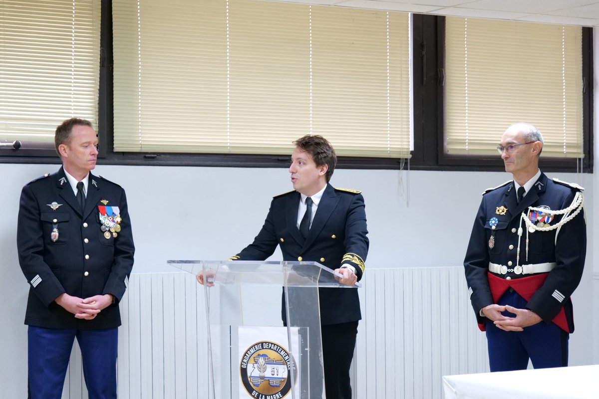 #Cérémonie 🎖️

👮‍♂️ Le chef d’escadron Frédéric Bernard a officiellement pris la tête de l’Escadron départemental de contrôle des flux de la Marne #EDCF, lors d’une cérémonie présidée par le colonel Aurélien Hingant, en présence de Thomas Montbabut, directeur de cabinet du préfet.