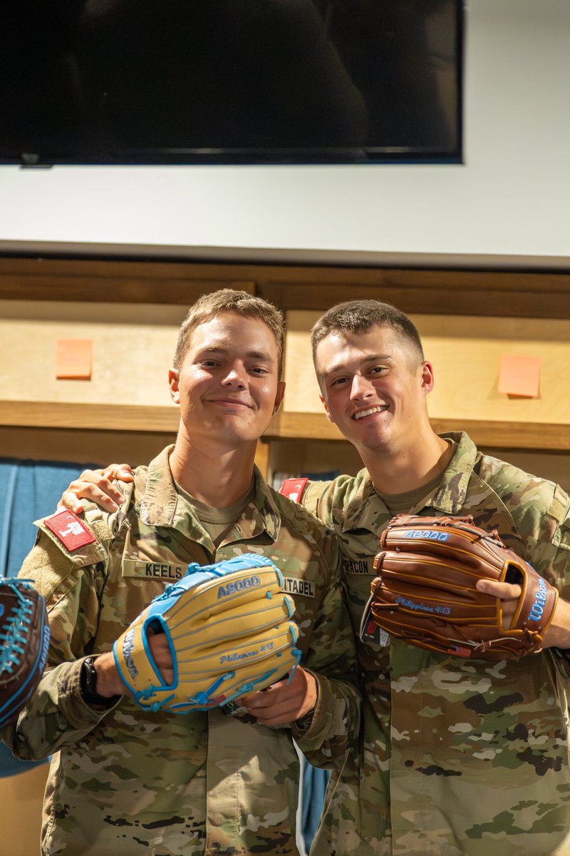 Happy Glove Day! 🐶⚾️

<a href="/wilsonballglove/">Wilson Baseball & Softball</a> 

#jOURney