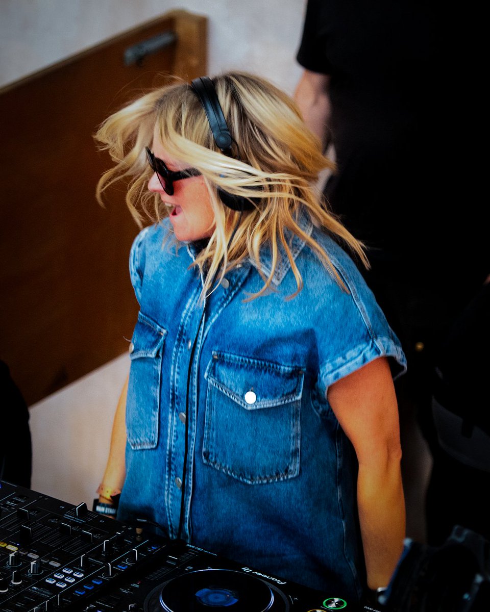 alexjameshq's tweet image. Part 3: Here&apos;s to the brilliant broadcaster, journalist, and beatmaster @edibow, who turned up the wick in the Cheese Hub a few months back.

#FlashbackFriday #WhatsNotToLove #BigFeastival #CheeseHub