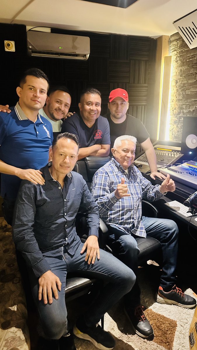 Agrupación Rucio moro 
Grabando para el cardenal sabanero Reynaldo Armas