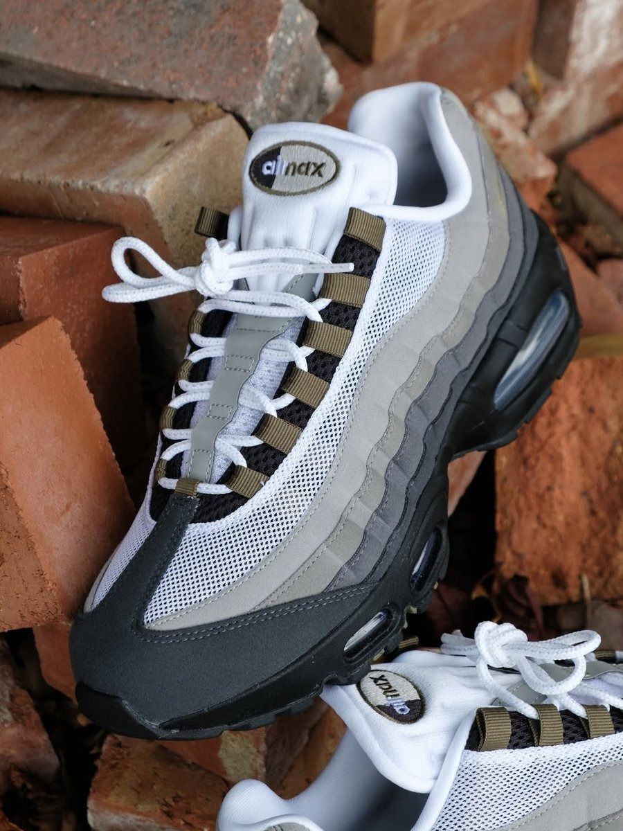 JustFreshKicks tweet media