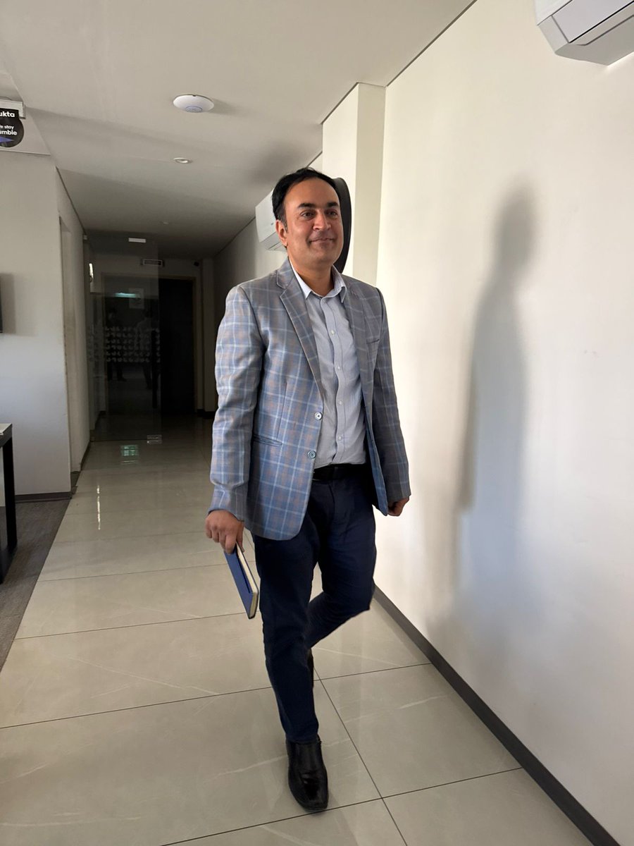 javedstringer's tweet image. پھر ہم چلے نئی راہوں پر،دل میں چراغِ خواب جلائے،
پچھلی رتوں کے زخم سمیٹے،آنکھوں میں اُمیدوں کے سائے۔
پھر ہم چلے نئی راہوں پر،نہ کوئی خوف، نہ کوئی گِلہ،
بس دل میں ایک صدا یہ تھی&quot;اب زندگی کو جینا ہے نیا!&quot;
Good Bye&quot; @NuktaPakistan