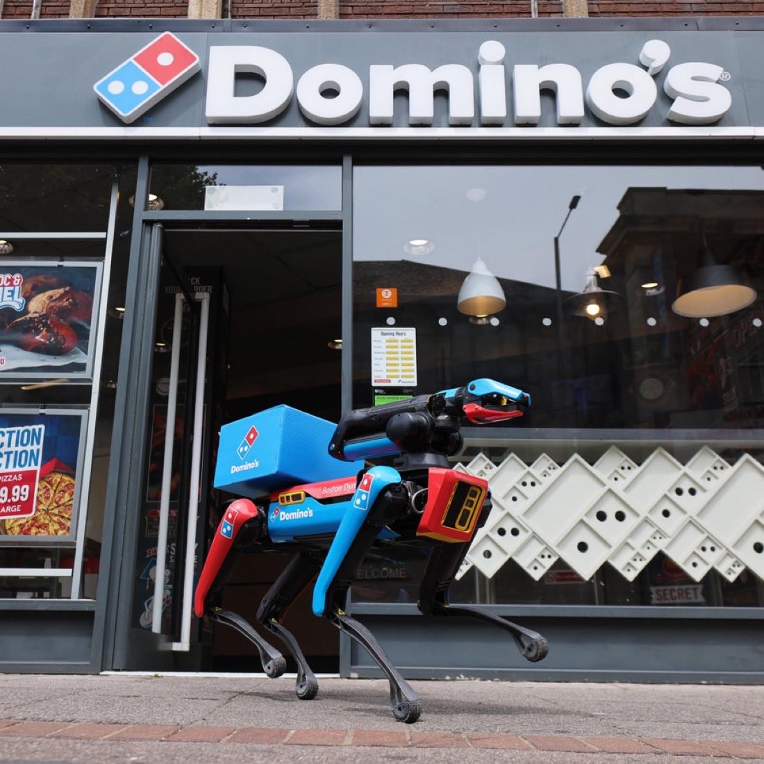 Byte__AI's tweet image. Onchain order -&amp;gt; Robotic delivery 🍕