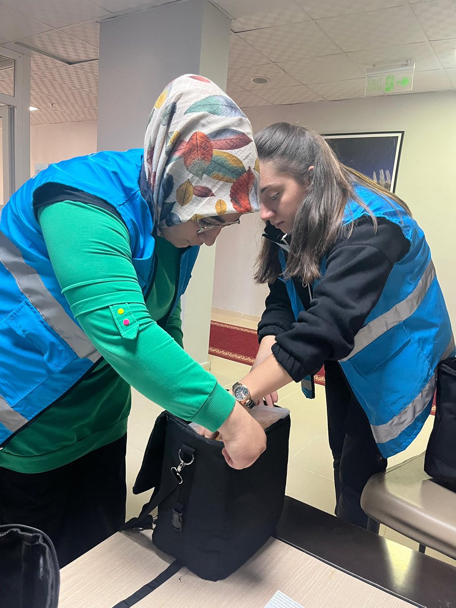 KarsKYGM's tweet photo. 👏Bazen bir kapı çalmak, bir tebessüm paylaşmak bile dünyayı güzelleştirir.
Serhat Yurdu öğrencilerimizle Komşum Projesi kapsamında gönüllere dokunduk, iyiliğin en samimi halini yaşadık. 💛

#SerhatYurdu #KomşumProjesi #GSB https://t.co/PHimJpgzss