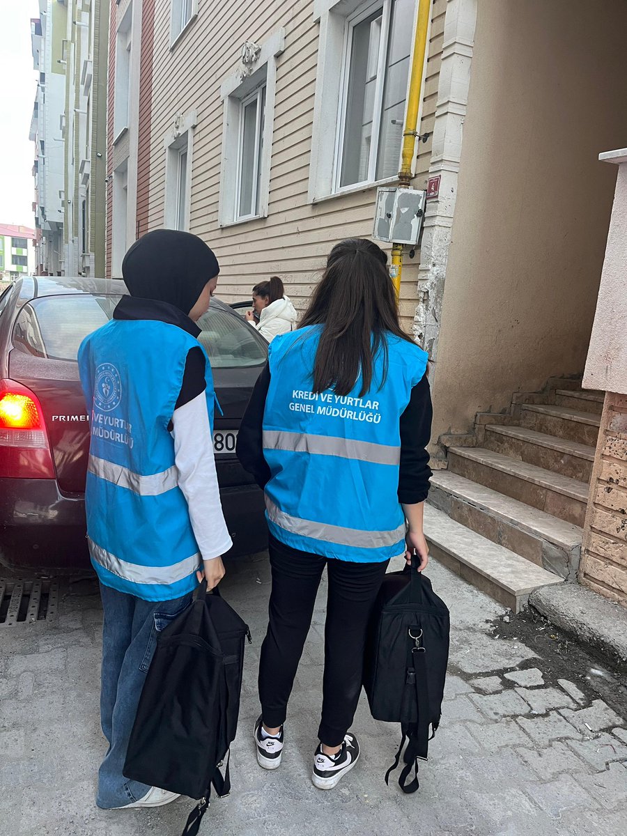 KarsKYGM's tweet photo. 👏Bazen bir kapı çalmak, bir tebessüm paylaşmak bile dünyayı güzelleştirir.
Serhat Yurdu öğrencilerimizle Komşum Projesi kapsamında gönüllere dokunduk, iyiliğin en samimi halini yaşadık. 💛

#SerhatYurdu #KomşumProjesi #GSB https://t.co/PHimJpgzss