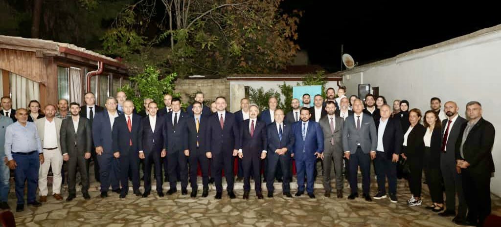 Yunus Emre Enstitüsü <a href="/yeeorgtr/">Yunus Emre Enstitüsü</a> ve <a href="/15Temmuz_Der/">15 Temmuz Derneği</a>’nin katkılarıyla KKTC’nin başkenti Lefkoşa’da düzenlenen “Yakın Tarihimizde Demokrasi Mücadelesi" konulu panelde 
<a href="/gencliksporbak/">Gençlik ve Spor Bakanlığı 🇹🇷</a> Yardımcımız sn Dr. <a href="/eminogluenes/">Dr. Enes Eminoğlu</a>  ve 15 Temmuz Derneği Başkanımız sayın <a href="/HakkiTurunc/">İsmail Hakkı TURUNÇ</a>   beraberdik.