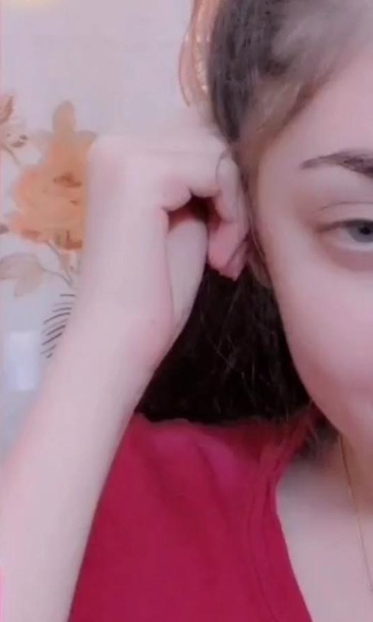 بعض المواقف لا تحتاج حلول فقط تحتاج لشخص يقول لك أنا أشعر بك أنا معك الحياة ليست ﺑﻤﻦ ﺣﻀﺮ ﻭلا ﺑﻤﻦ ﻏﺎﺏ فبعضهم حضوره مثل ﻏﻴﺎﺑﻪ ﻭبعضهم غيابه كأنه ﺟﻮﻫﺮ ﺍﻟﺤﻀﻮﺭ وهناك من يكون حضوره في حياتك علامة فارغة والغياب لا يقتل بل الذي يقتل هو الحضور الباهت
مساالخير💔