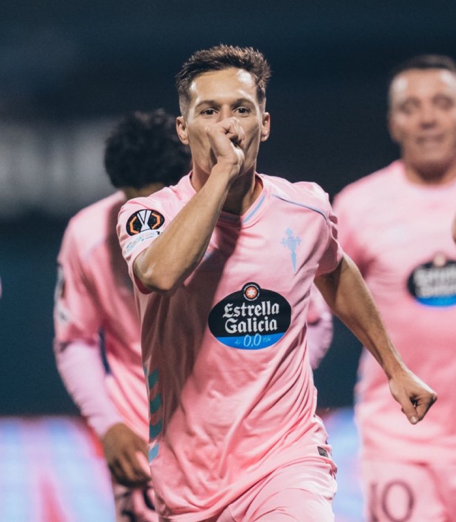 Equipos de las 5 grandes ligas que han ganado los últimos 5 partidos que han jugado:

-Bayern München
-Arsenal
-CELTA DE VIGO

Y deja de contar.