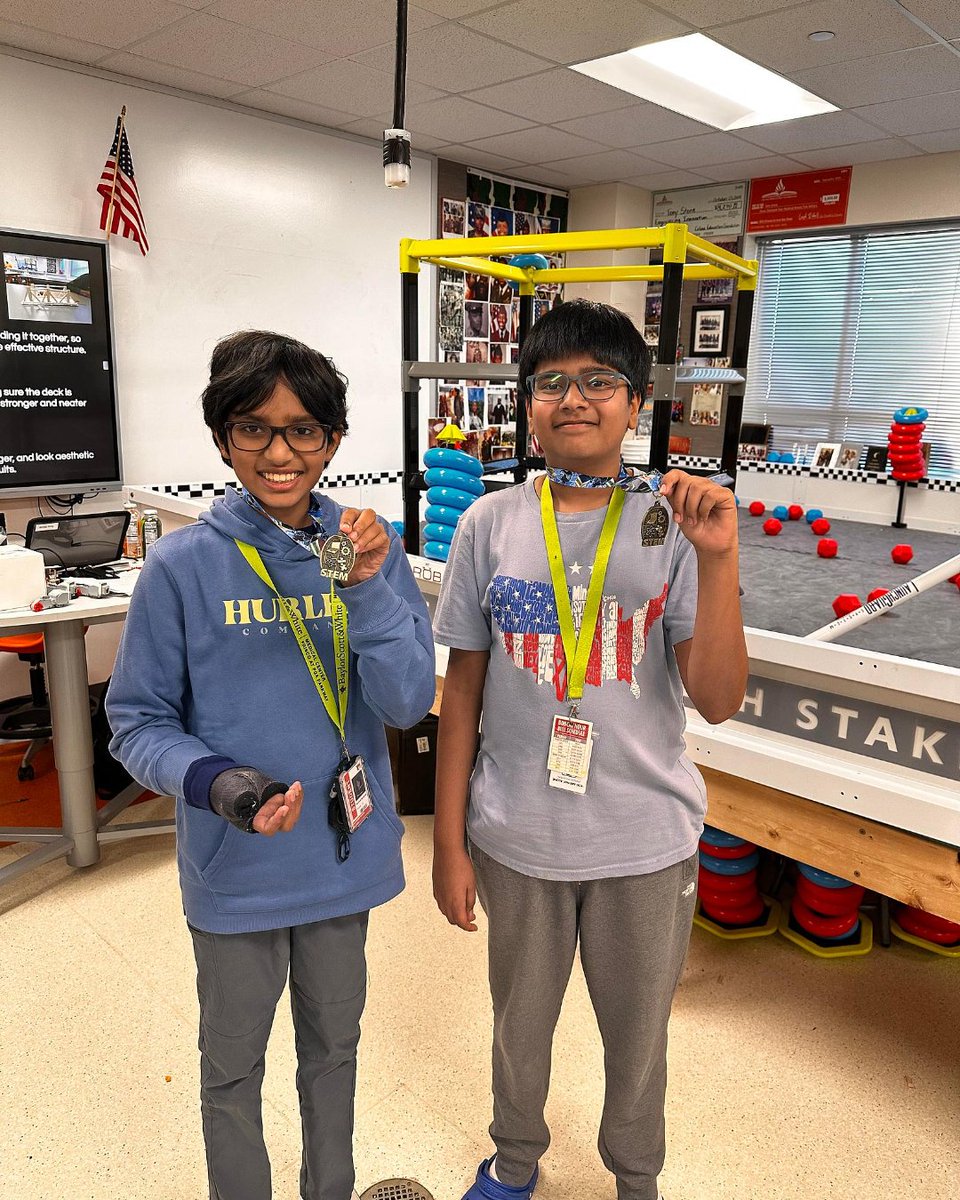 Moore_MS_CISD's tweet image. Mr. Stone’s Engineering students at Moore MS applied the Engineering Design Process to build bridges capable of supporting 150 pounds! Their creativity, problem-solving, and teamwork truly bridged the gap between learning and real-world engineering — talk about solid support! 💪