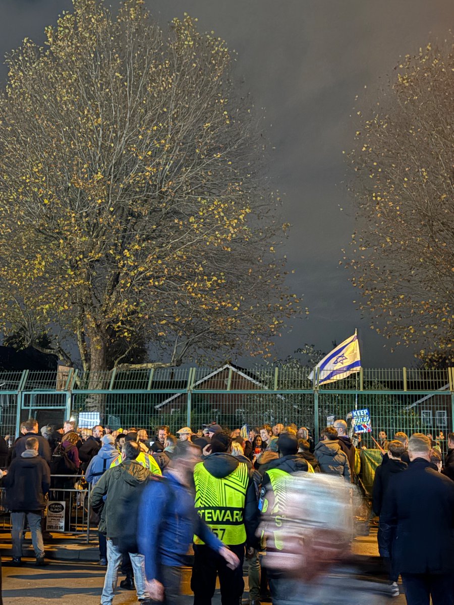 scrapnetzero87's tweet image. A small pro Israel demonstration outside Villa Park, but all very quiet around the ground. Police appear to have done a great job #AVFC