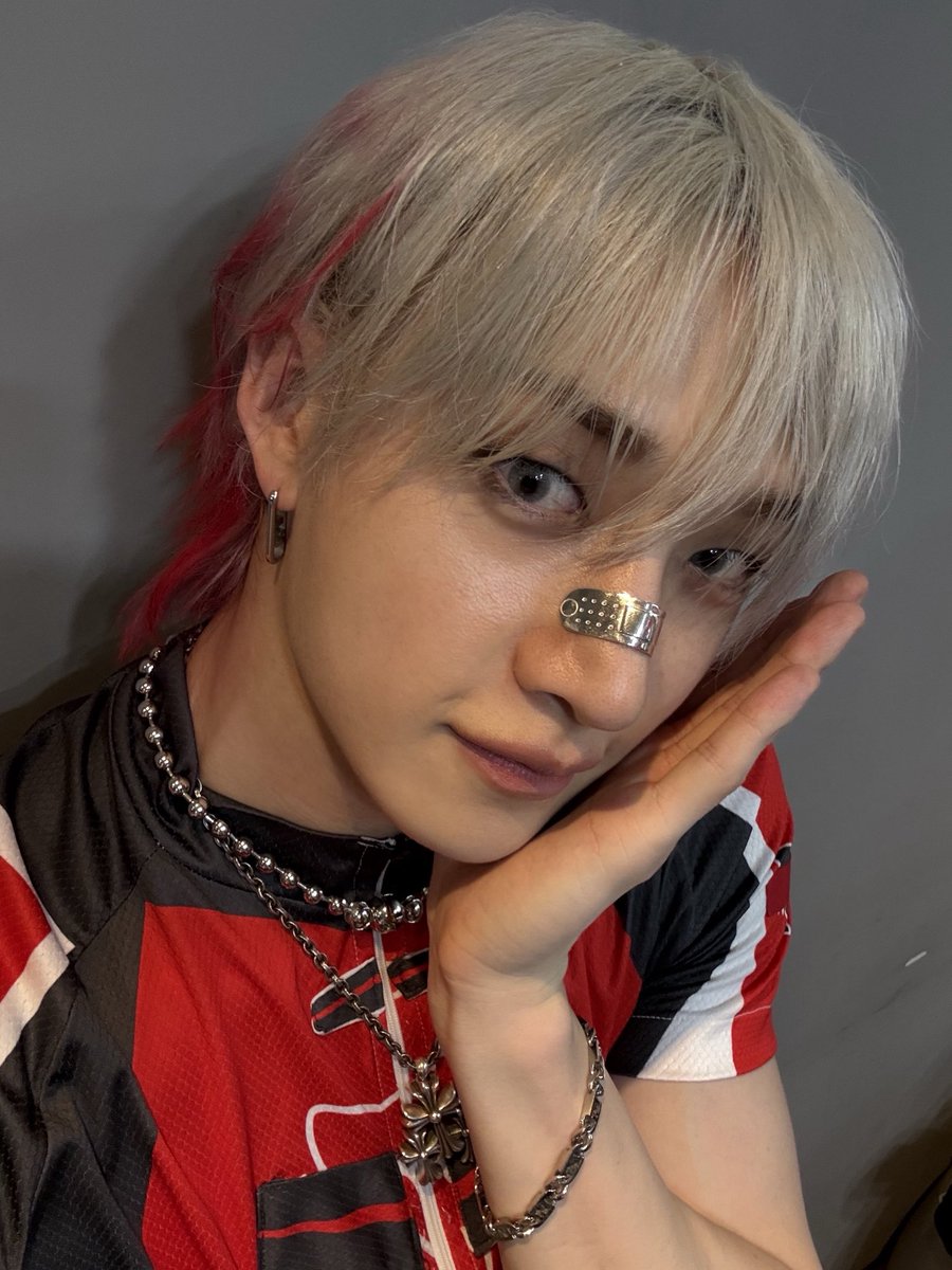 hevdays's tweet image. #addicted to the channie pose