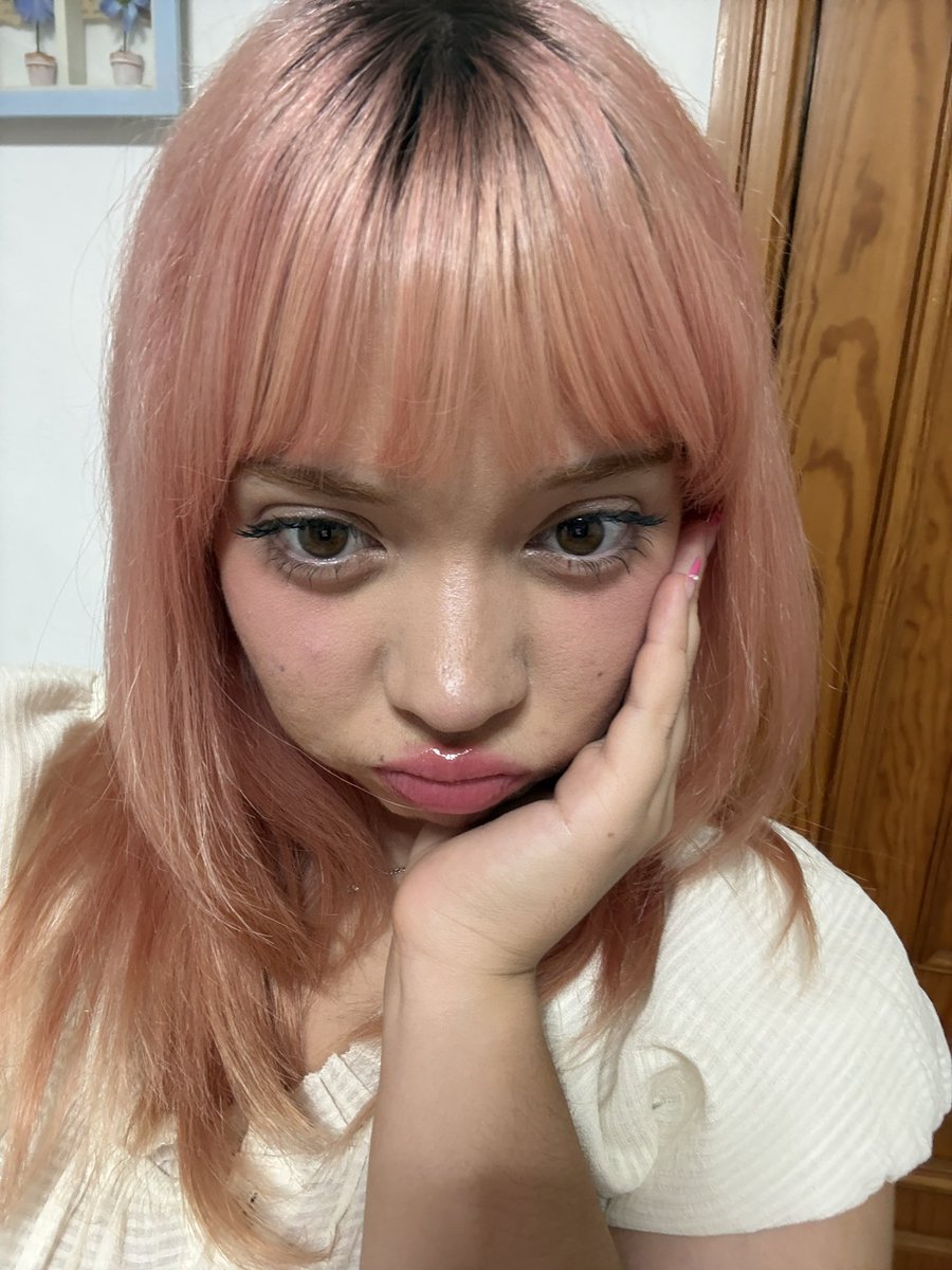 hevdays's tweet image. #addicted to the channie pose