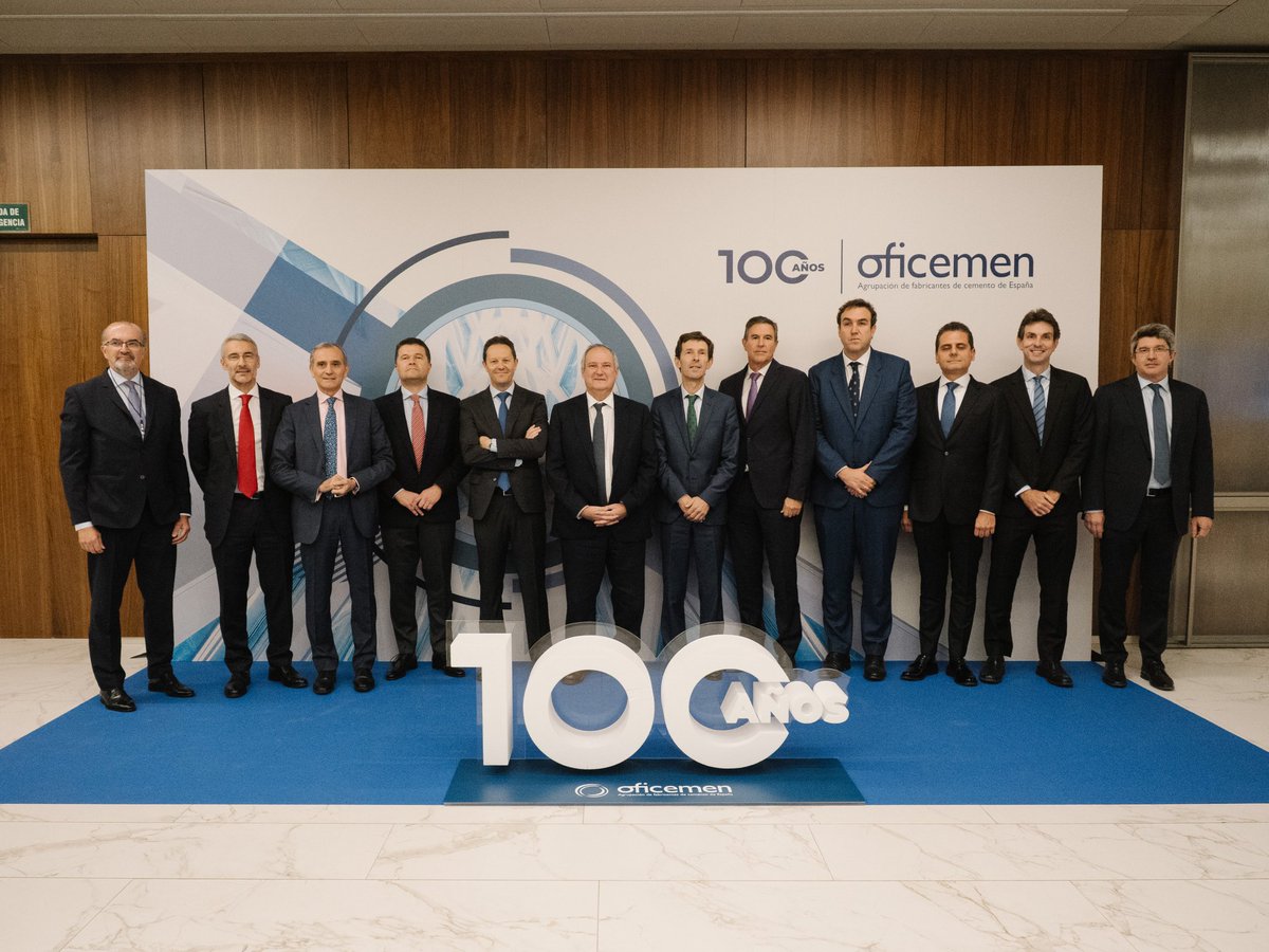 jordihereub's tweet photo. Celebramos los 100 años de @Oficemen, la patronal industrial con más historia del país.

La industria del cemento ayudó a costruir la España que somos y ahora pone los cimientos de la España que queremos ser, más sostenible y competitiva. Cuentan con el compromiso del Gobierno. https://t.co/7EOy0Hn7ki