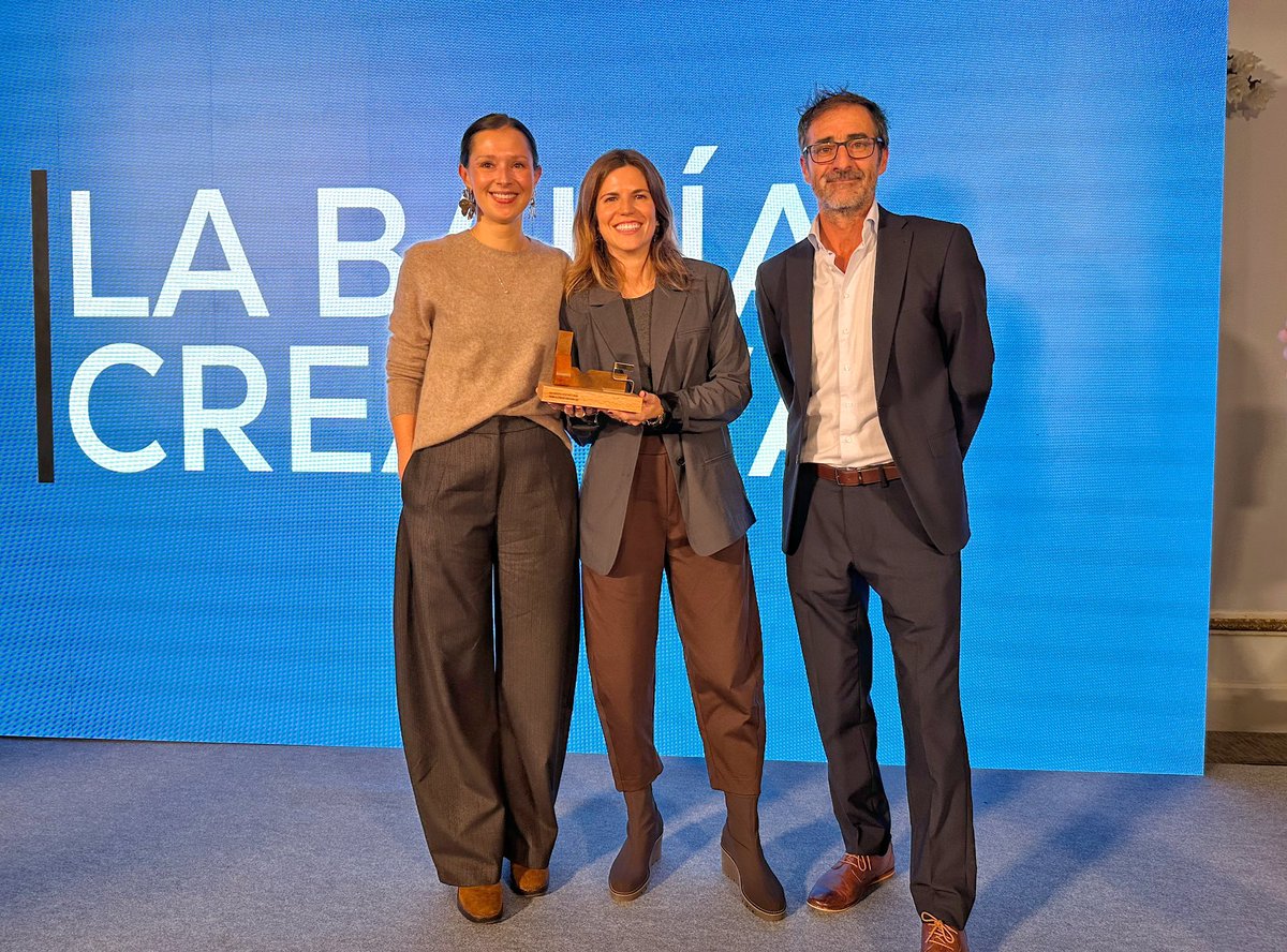 ✨ En los Premios al Comercio Donostiarra, nuestro director <a href="/Inigolaizola/">Iñigo Olaizola</a> ha entregado la Mención Especial a <a href="/bookandglow/">Book & Glow</a> y el Premio al Comercio a <a href="/labahiacreativa/">La bahía creativa</a>.
Un reconocimiento a la innovación, la creatividad y la contribución del comercio local al alma de la ciudad 💙