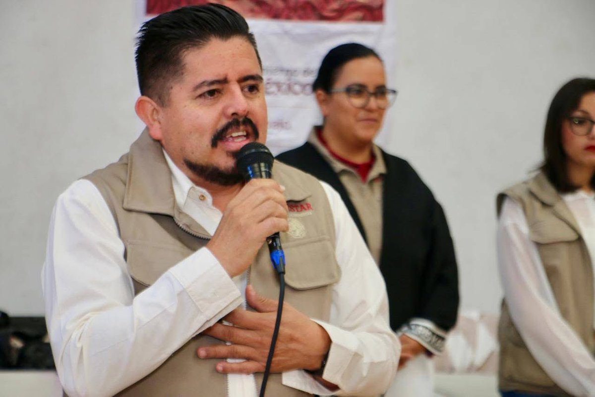 RobertoPantojaA's tweet photo. 👌😎 El 2° bloque de recursos de #LEEN llegó a la región de #Pátzcuaro. Se trata de 💲6.2 mdp para 23 escuelas que se entregan de manera directa a los comités integrados por padres de familia. 
Con estos recursos van a mejorar las condiciones de los planteles o comprar equipamiento, como lo acuerden en asamblea con la comunidad educativa. Además, también apoyamos en la entrega de tarjetas a @JovConFuturo que inician su capacitación.

Reciben escuelas y jóvenes de #Acuitzio #Ario #Huiramba #Lagunillas #Madero #Pátzcuaro #SalvadorEscalente #Tacámbaro #Taretan #Tingambato #Turicato #Tzintzuntzan #Ziracuaretiro 

📷: Gracias, Presidente Municipal Julio Arreola; y Directora Regional de Bienestar, Medea Valdez, por su apoyo. 

 ¡Así sí rinden los recursos!