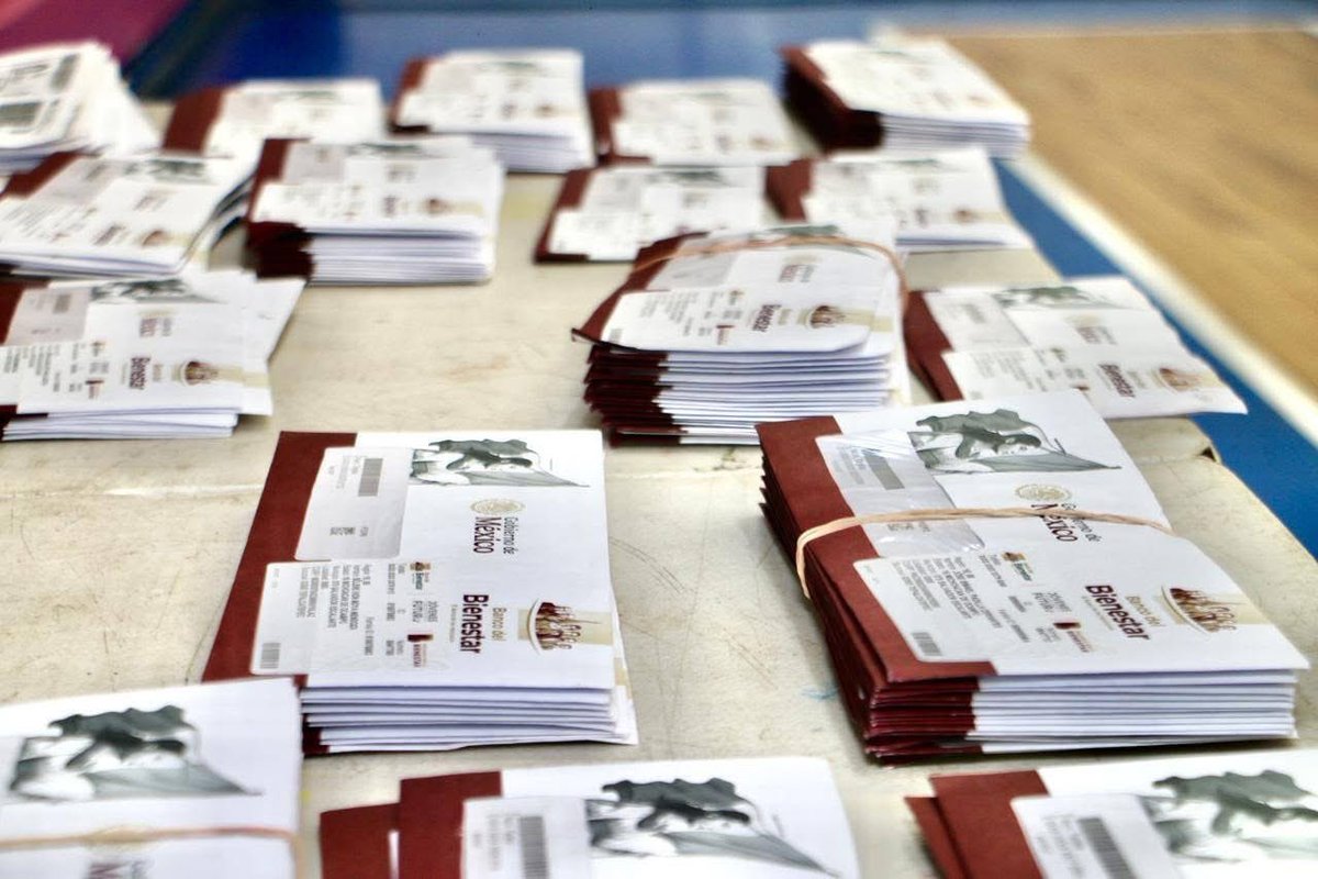 RobertoPantojaA's tweet photo. 👌😎 El 2° bloque de recursos de #LEEN llegó a la región de #Pátzcuaro. Se trata de 💲6.2 mdp para 23 escuelas que se entregan de manera directa a los comités integrados por padres de familia. 
Con estos recursos van a mejorar las condiciones de los planteles o comprar equipamiento, como lo acuerden en asamblea con la comunidad educativa. Además, también apoyamos en la entrega de tarjetas a @JovConFuturo que inician su capacitación.

Reciben escuelas y jóvenes de #Acuitzio #Ario #Huiramba #Lagunillas #Madero #Pátzcuaro #SalvadorEscalente #Tacámbaro #Taretan #Tingambato #Turicato #Tzintzuntzan #Ziracuaretiro 

📷: Gracias, Presidente Municipal Julio Arreola; y Directora Regional de Bienestar, Medea Valdez, por su apoyo. 

 ¡Así sí rinden los recursos!