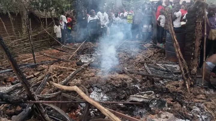 VolcansLes's tweet image. Conflits miniers meurtriers à #Kalunga : une équipe mixte dont les forces de sécurité est descendue sur place pour établir le bilan des affrontements entre les communautés Wongo et Pende.
Déplacements massifs signalés. L’autorité de l’État tente de calmer la situation, AT Abdoul