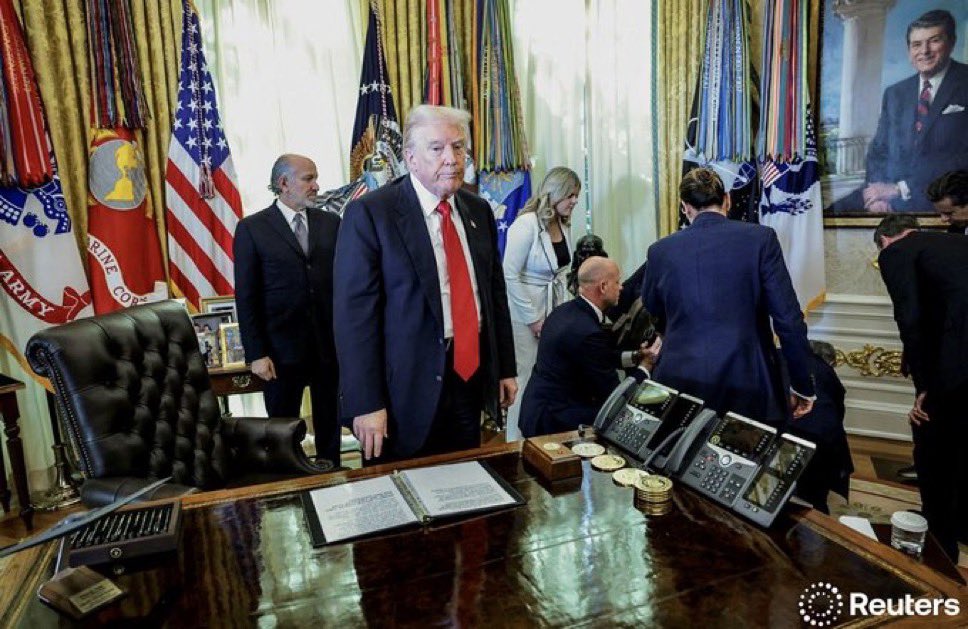 Un hombre se desmaya, el mundo se detiene…
Y Trump pensando : “¿Y si firmo otro decreto mientras tanto?”