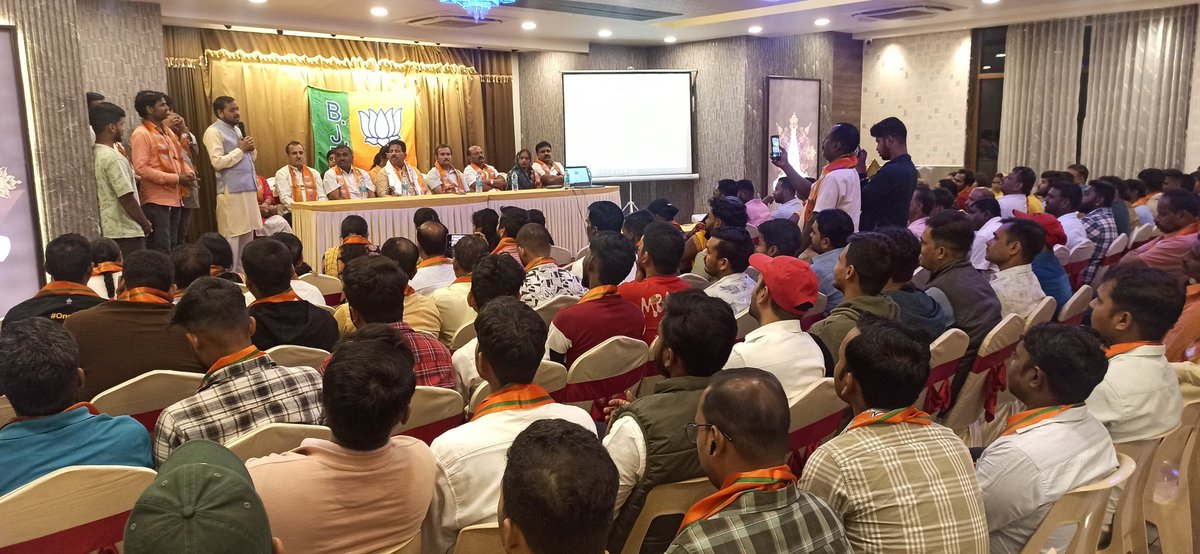 CRPaatil's tweet photo. कर्नाटक में बसे बिहार के सम्मानित भाइयों-बहनों के साथ आज वीडियो कॉन्फ़्रेंस के माध्यम से आत्मीय  संवाद हुआ। बिहार विधानसभा चुनाव के पहले चरण में हुआ शांतिपूर्ण और ऐतिहासिक मतदान यह स्पष्ट संदेश देता है कि बिहार की जनता विकास, सुशासन और स्थिरता के पक्ष में दृढ़तापूर्वक खड़ी है।

अब हमारा संकल्प है कि दूसरे चरण में भी NDA के सभी उम्मीदवारों को प्रचंड समर्थन देकर माननीय प्रधानमंत्री श्री @narendramodi सर के विकसित बिहार, सुरक्षित बिहार और आत्मनिर्भर बिहार के संकल्प को और अधिक सशक्त बनाएँ।

कर्नाटक में रहकर भी बिहार के प्रति आपका उत्साह, आपकी जागरूकता और विकास के लिए आपकी प्रतिबद्धता बिहार की प्रगति को नई दिशा प्रदान करती है।

#biharelection2025
