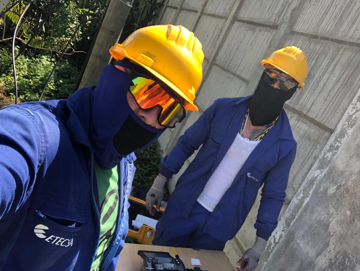 Más de los cienfuegueros en los trabajos de fibra óptica en La Pesquera, Manzanillo <a href="/ETECSAGranma/">Bayamesa2025</a>. Es importante para el equipo 💪 el restablecimiento de los servicios telefónicos 👷
<a href="/MiguelASurezSa2/">Miguel A. Suárez Sabina</a> <a href="/ir/">ir</a>