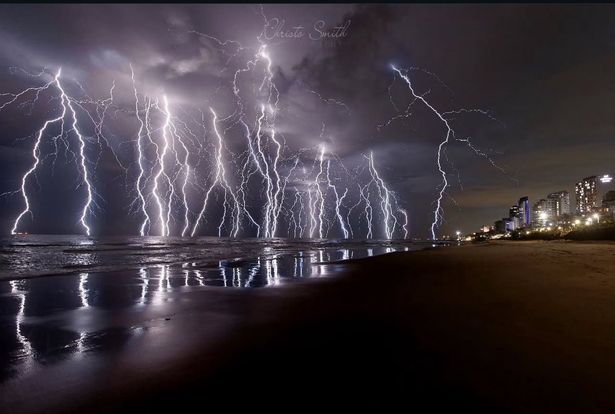 ILuvDBN's tweet image. Wow 🤩 The lightning storm tonight over Umhlanga captured by Christo Smith #photography #ild #lightning #kzn #southafrica