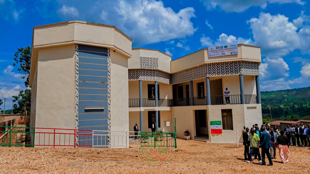 RTNBurundi's tweet image. À Busoni, le nouvel Administrateur communal exercera dans un nouveau bâtiment

Le Président de la République a officiellement inauguré ce 06 novembre 2025 le nouveau bâtiment administratif de la Commune de #Busoni, qui abritera plusieurs services.

Ce bâtiment en étage a été