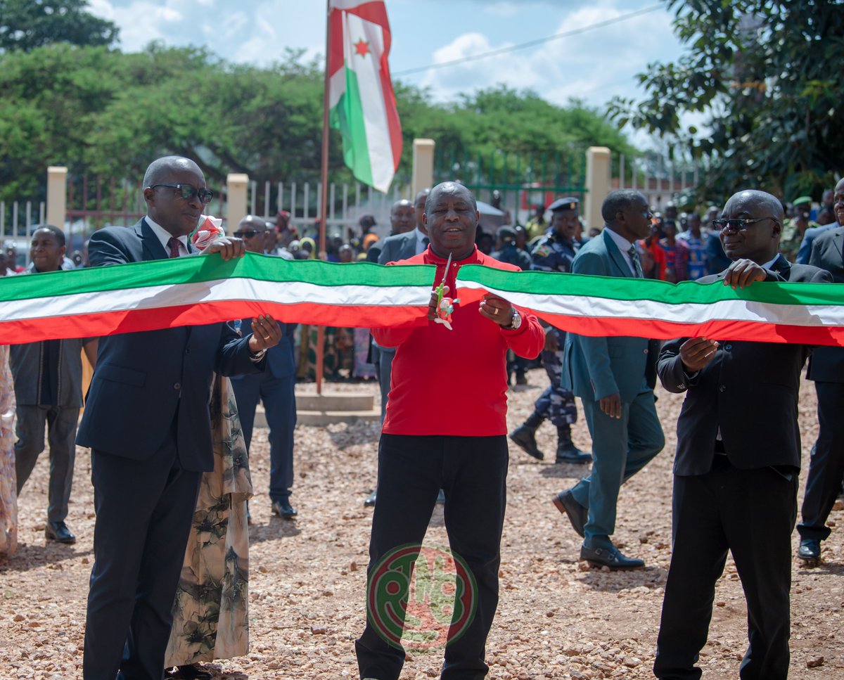 RTNBurundi's tweet image. À Busoni, le nouvel Administrateur communal exercera dans un nouveau bâtiment

Le Président de la République a officiellement inauguré ce 06 novembre 2025 le nouveau bâtiment administratif de la Commune de #Busoni, qui abritera plusieurs services.

Ce bâtiment en étage a été