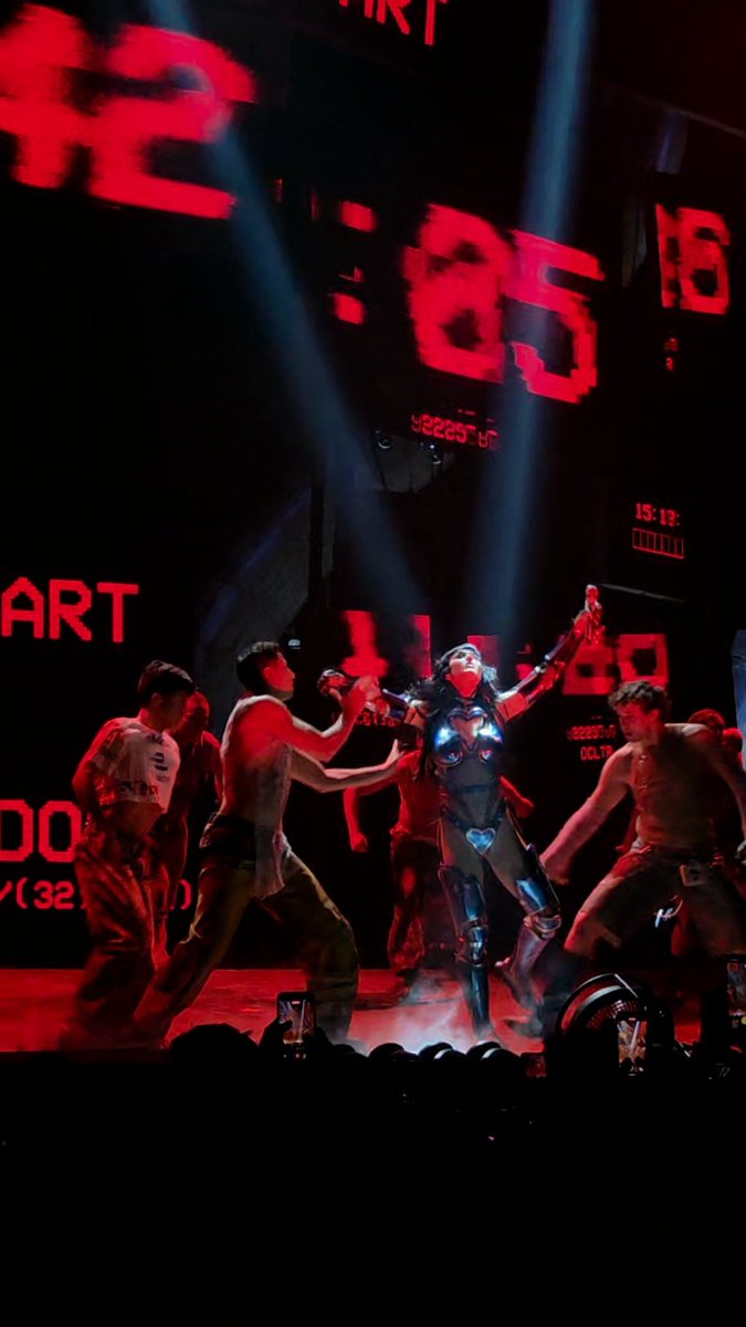 KPerry_fans's tweet image. Paris Nuit 3. 🥰🫶