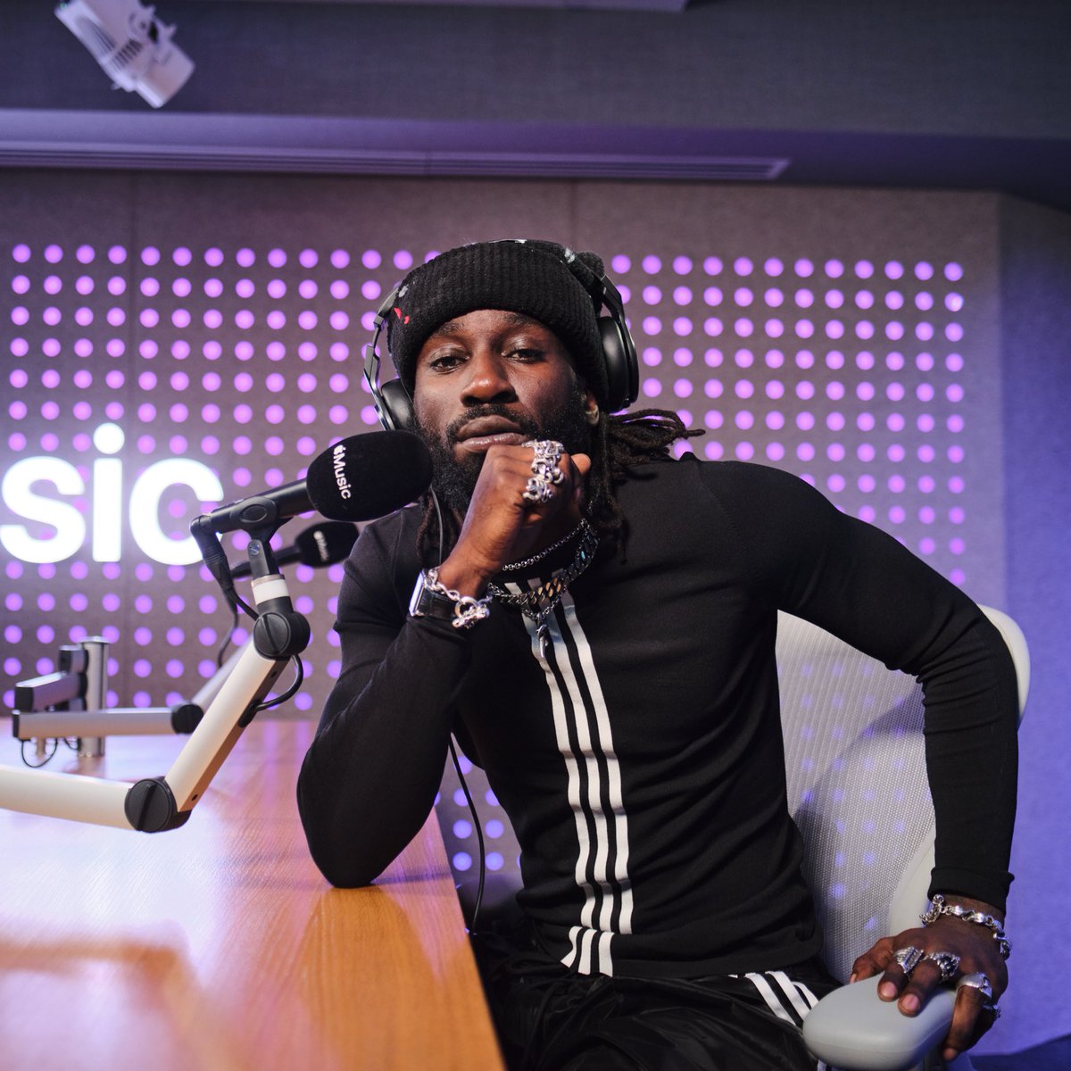 oldmanebro's tweet photo. 🚨Tune in #TheEbroShow!! Playing back my convos from the @AppleMusic London studios w/ @KojeyRadical @strandzfr @MsBanks @Knucks 🔥🔥🔥

12pm PST/3pm EST!!

Listen 🎧: https://t.co/IiDpaulqwW https://t.co/ikuuIXICXj