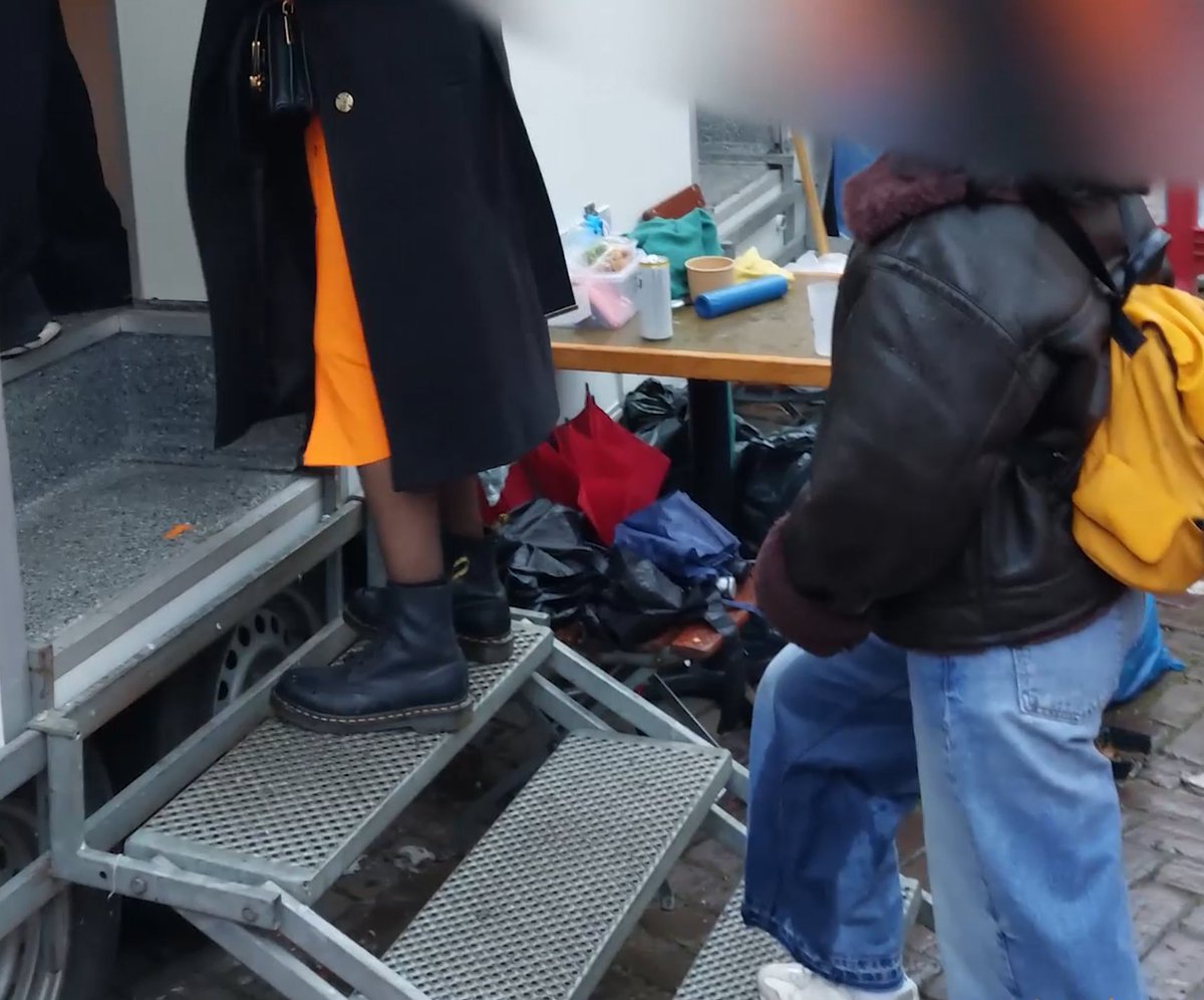 chilledcharlie3's tweet photo. More images of the poor girl who pissed herself waiting in line. https://t.co/1cXOhVcaI0