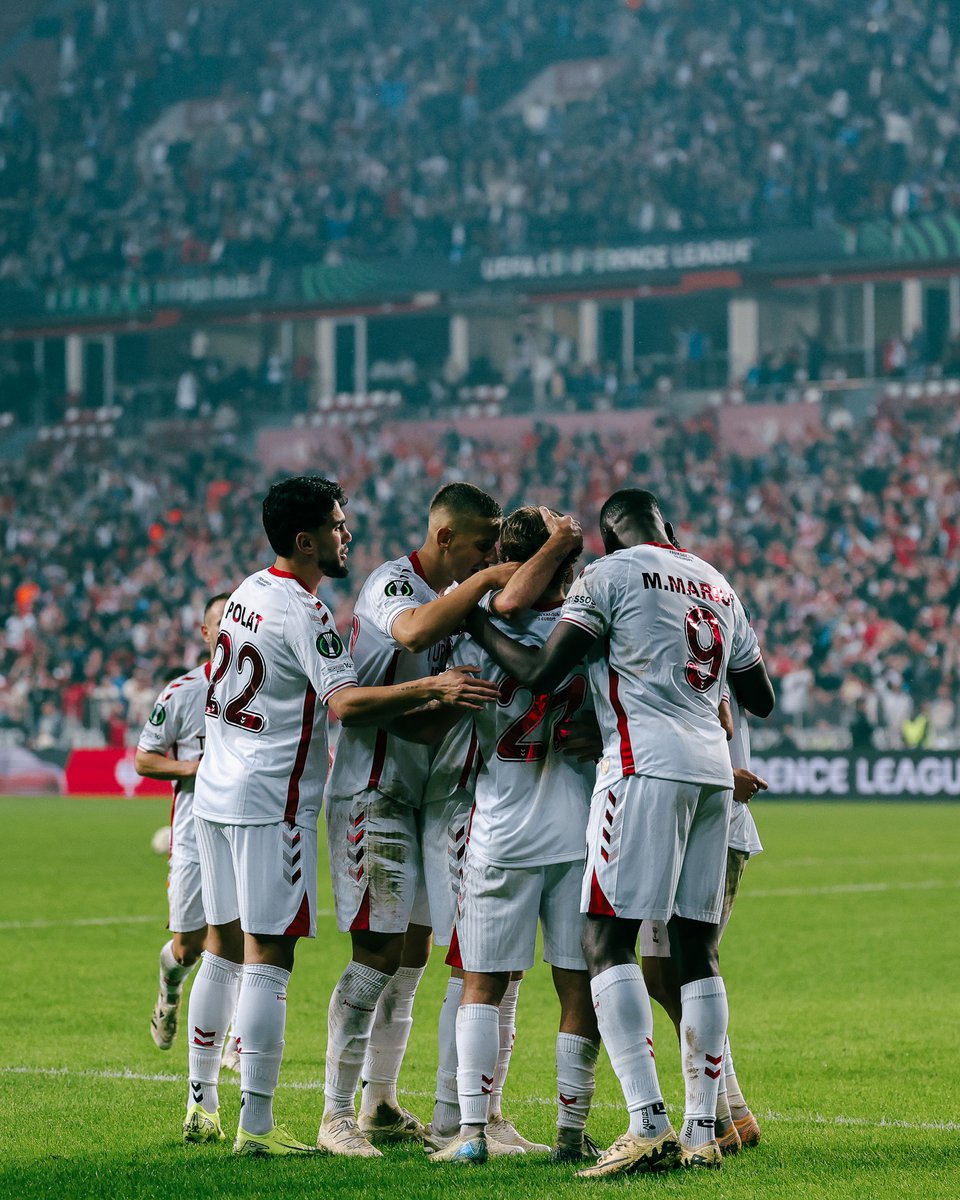 Samsunspor's tweet photo. 📸 Mücadelenin içinden anlar!

Samsunspor 3 - 0 Hamrun Spartans FC

📎 Detaylar web sitemizde.
👉 https://t.co/PSVMzZzjmC

#SAMvHMR #Samsunspor #UECL #AtatürklüArma #FromSamsuntoEurope #UEFA #ConferenceLeague https://t.co/jpw9AnL6mH