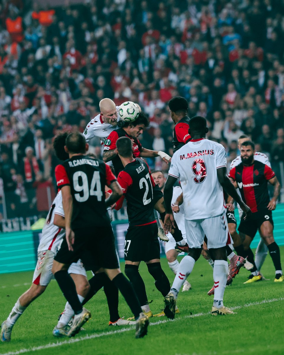 Samsunspor's tweet photo. 📸 Mücadelenin içinden anlar!

Samsunspor 3 - 0 Hamrun Spartans FC

📎 Detaylar web sitemizde.
👉 https://t.co/PSVMzZzjmC

#SAMvHMR #Samsunspor #UECL #AtatürklüArma #FromSamsuntoEurope #UEFA #ConferenceLeague https://t.co/jpw9AnL6mH